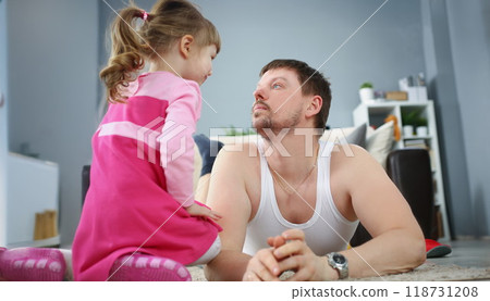 Father and daughter spending time together at home on holiday 118731208