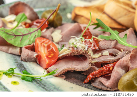 Pastrami slices, dried beef meat with vegetables and a delicate sauce, delicious antipasti 118731480