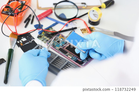 Male technician change battery in smartphone modern device dont work 118732249
