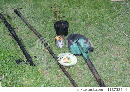 Objects that lay at the bottom of the well before it was cleaned. 118732344