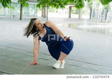 woman and sports 118734474