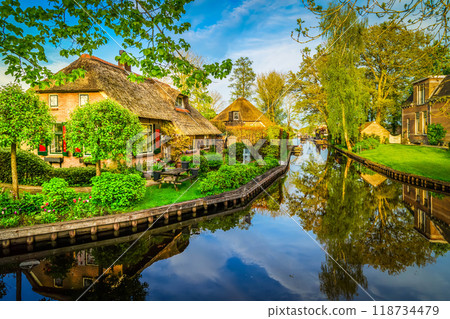 skyline of old town Giethoorn 118734479