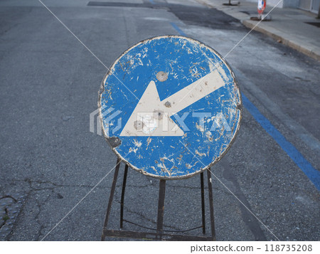 direction arrow sign 118735208