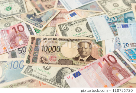 Foreign currency and Japanese yen, US dollar, and euro banknotes 118735720