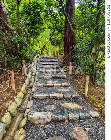 Ryoan-ji temple with its lake and zen garden, in Kyoto, Japan 118735852