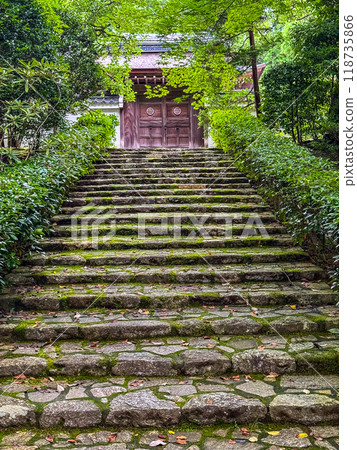 Ryoan-ji temple with its lake and zen garden, in Kyoto, Japan 118735866