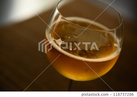酒杯中半醉的啤酒 118737286