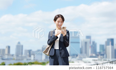 Female smartphone 118737564