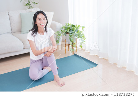 Smiling woman in yoga wear 118738275