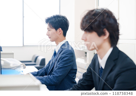 專注於辦公室文書工作的商人 118738348