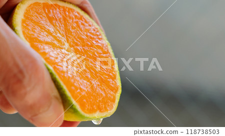 Juicy Unshu mandarins with plenty of flesh, overflowing with juice from hand-squeezed fruits 118738503