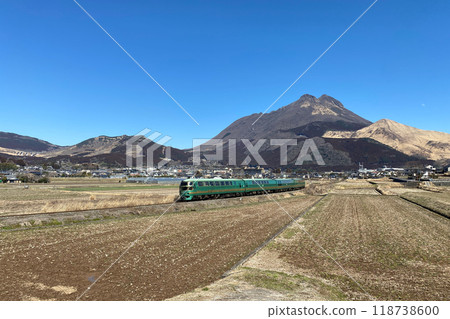 The Yufuin no Mori train running with the blue sky and Mt. Yufu in the background The Yufuin no Mori train running with the blue sky and Mt. Yufu in the background 118738600