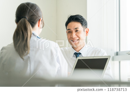 男商人正在接受女醫生的檢查(解釋、第二意見、知情同意) 男商人正在接受女醫生的檢查(解釋、第二意見、知情同意) 118738713