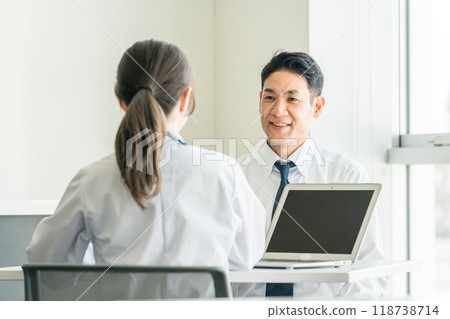 男商人正在接受女醫生的檢查(解釋、第二意見、知情同意) 男商人正在接受女醫生的檢查(解釋、第二意見、知情同意) 118738714