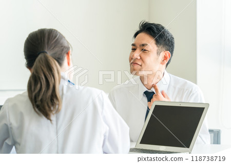 A businessman consults a doctor about throat problems (influenza, tonsillitis, cold, pharyngitis) 118738719