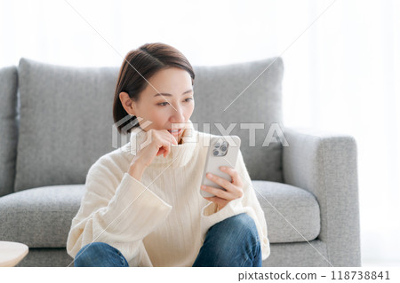 操作智能手機的女人 118738841