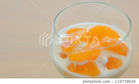 Peeled Mandarin Yogurt Recipe: A cold dessert made with autumn and winter fruits Peeled Mandarin Yogurt Recipe: A cold dessert made with autumn and winter fruits 118739026