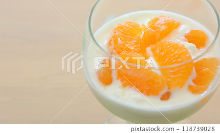 A recipe for deliciously plump tangerine fruit yogurt 118739028