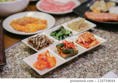 烤肉必備的泡菜等配菜 烤肉必備的泡菜等配菜 118739684
