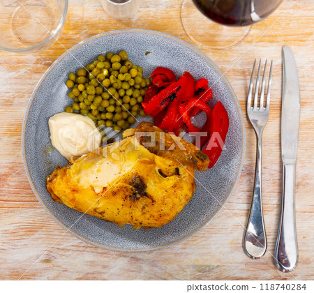 Fried chicken served with peas and peppers 118740284