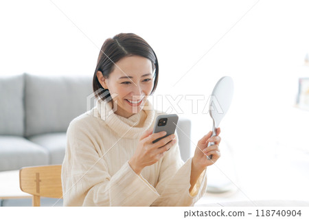 照鏡子擔心皮膚問題的中年女性 118740904