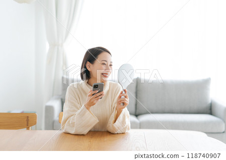 照鏡子擔心皮膚問題的中年女性 118740907