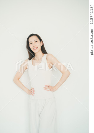 一位年輕的女士打他的背 118741184