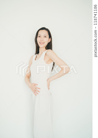 女人摸她的肚子 118741186