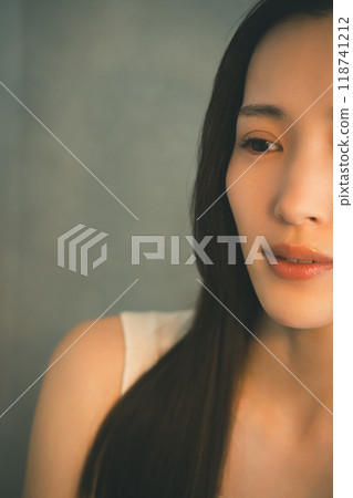 一個年輕女子在溫暖的燈光下孤獨地微笑 118741212