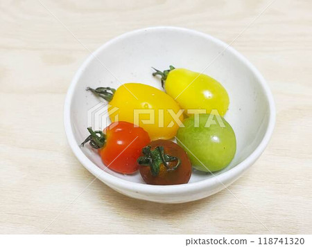 Various kinds of colorful cherry tomatoes Various kinds of colorful cherry tomatoes 118741320