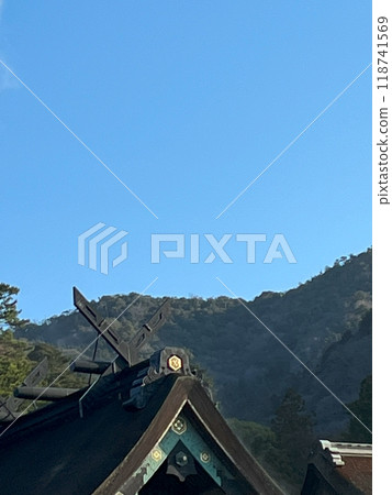 The roof of a shrine shining against the blue sky (chigi and katsuogi) The roof of a shrine shining against the blue sky (chigi and katsuogi) 118741569