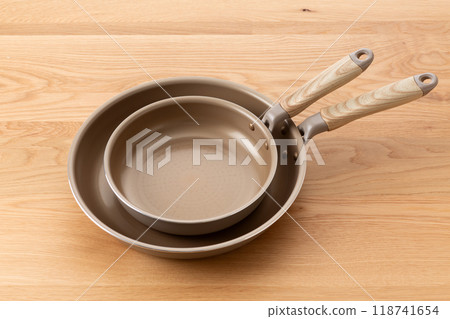 A frying pan 118741654