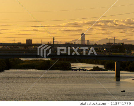 日落的天空和河邊的景色 118741779