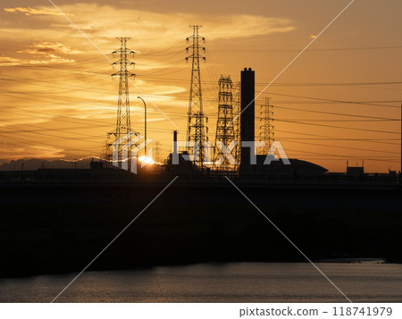 The setting sun and the scenery along the Yamato River 118741979