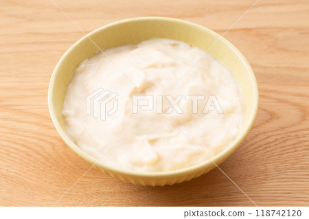 White sauce 118742120