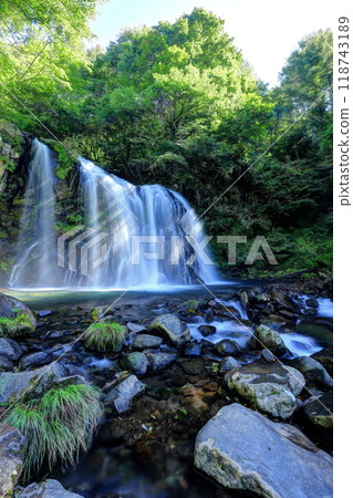 The rays of light of Sengataki Falls 118743189