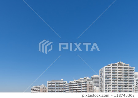 Mansion in the blue sky 118743302