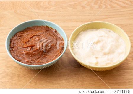 Demiglace and white sauce 118743336