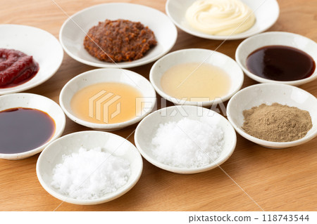 各種調味料的集合 各種調味料的集合 118743544