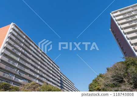 Mansion in the blue sky Mansion in the blue sky 118743808