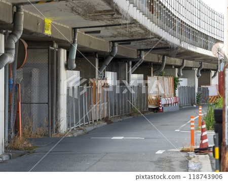 Road passing under the highway 118743906