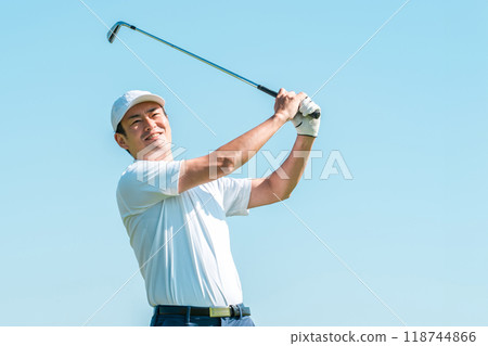 在高爾夫球場打高爾夫球的高爾夫球手（微笑、發球、高爾夫比賽） 118744866