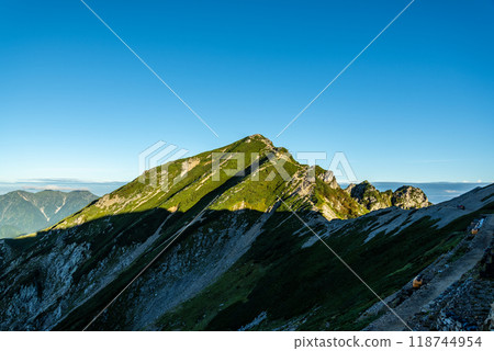 沐浴在清晨陽光下的唐松岳 118744954
