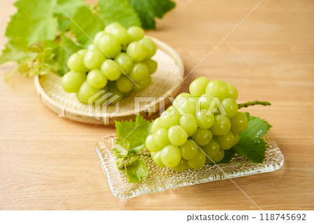 Shine Muscat served in a glass bowl Shine Muscat served in a glass bowl 118745692