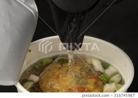 將熱水倒入杯麵天婦羅蕎麥麵中 將熱水倒入杯麵天婦羅蕎麥麵中 118745967