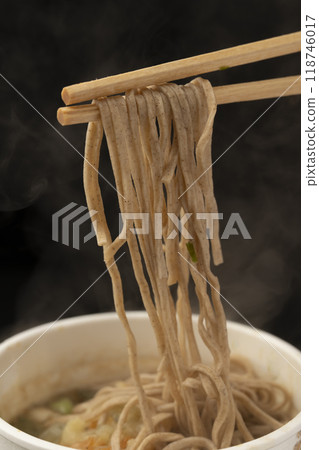 Cup noodles: Pick up tempura soba with chopsticks 118746017