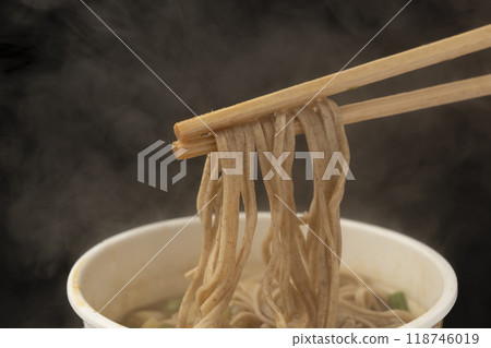 Cup noodles: Pick up tempura soba with chopsticks 118746019