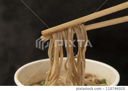 用筷子夾起杯麵天婦羅蕎麥麵 用筷子夾起杯麵天婦羅蕎麥麵 118746020