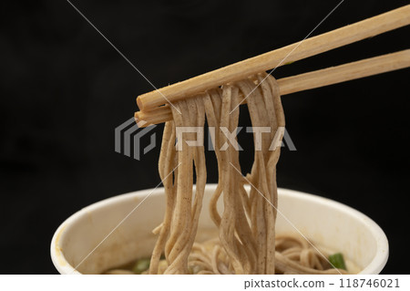 用筷子夾起杯麵天婦羅蕎麥麵 118746021