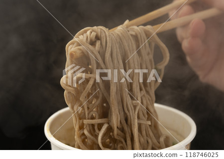 Cup noodles: Pick up tempura soba with chopsticks 118746025